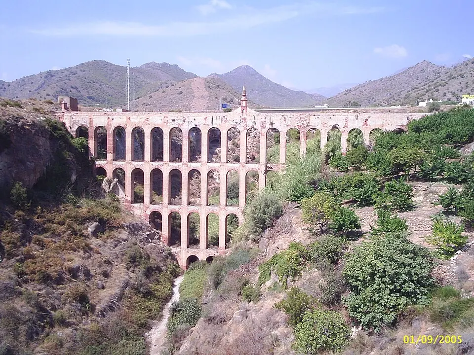 El Acueducto del Águila, en el camino de Nerja a Maro.