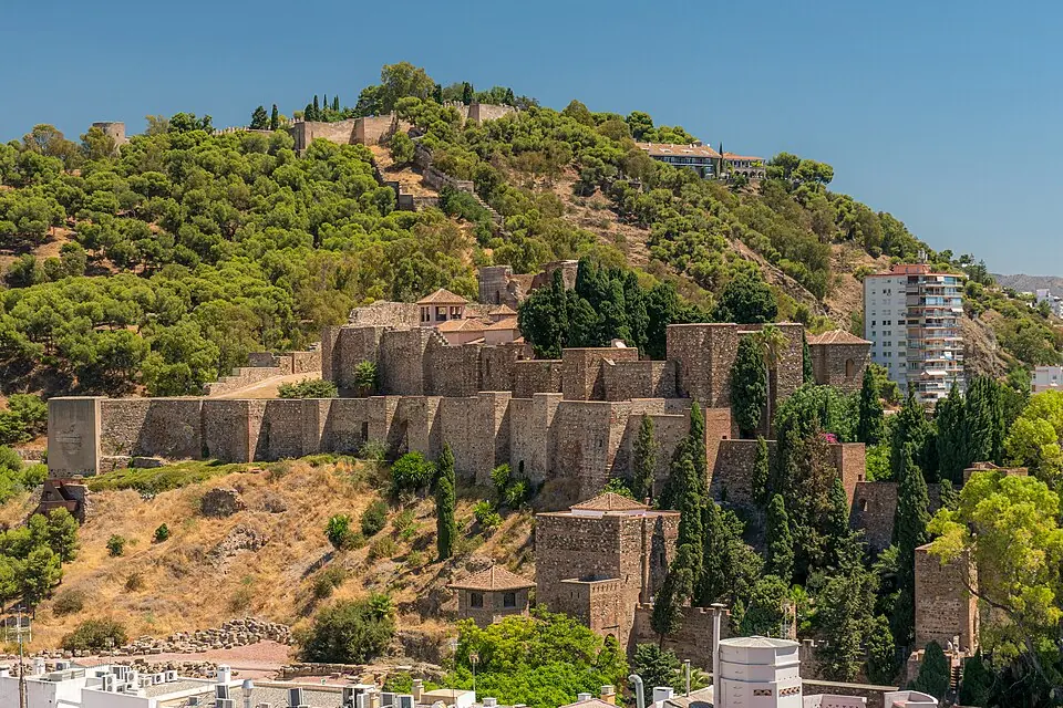 La Alcazaba de Málaga, palacio-fortaleza andalusí levantado en el siglo XI sobre la ladera de Gibralfaro.