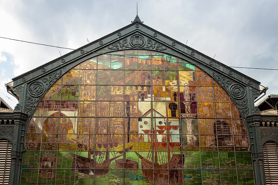 El Mercado Central de Atarazanas, con su puerta nazarí.