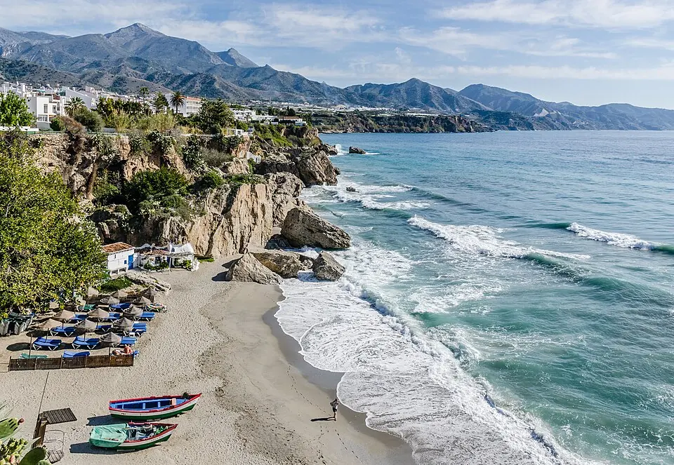 Vista desde el Balcón de Europa, el mirador sobre el mar de Nerja.