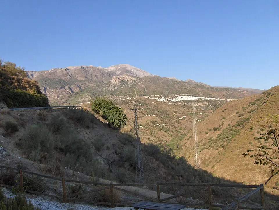 Canillas de Aceituno, a los pies de La Maroma.