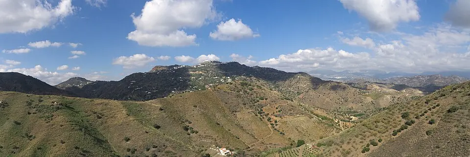 Comares, encaramado en lo alto de un cerro.
