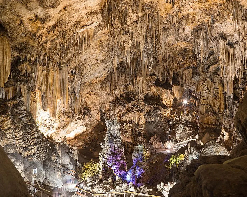 Formaciones de estalactitas y estalagmitas en la Cueva de Nerja.