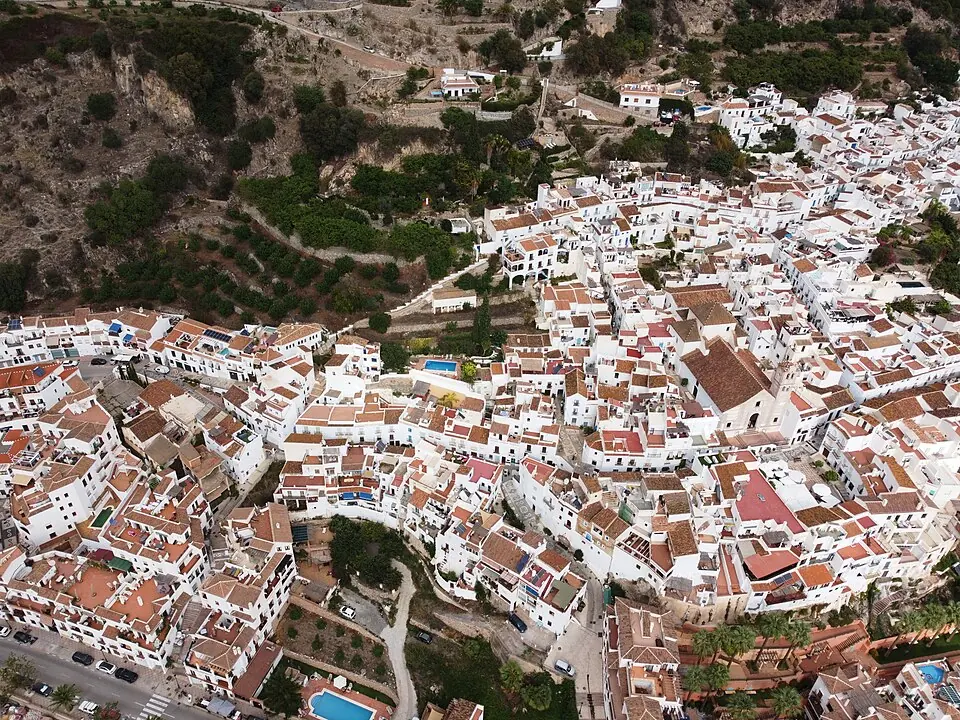 Frigiliana, el pueblo de calles blancas y escalinatas de la Axarquía.