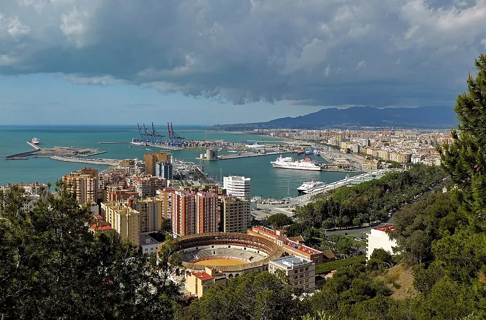 Málaga desde el castillo de Gibralfaro: el puerto, la Malagueta y la plaza de toros a vista de pájaro.
