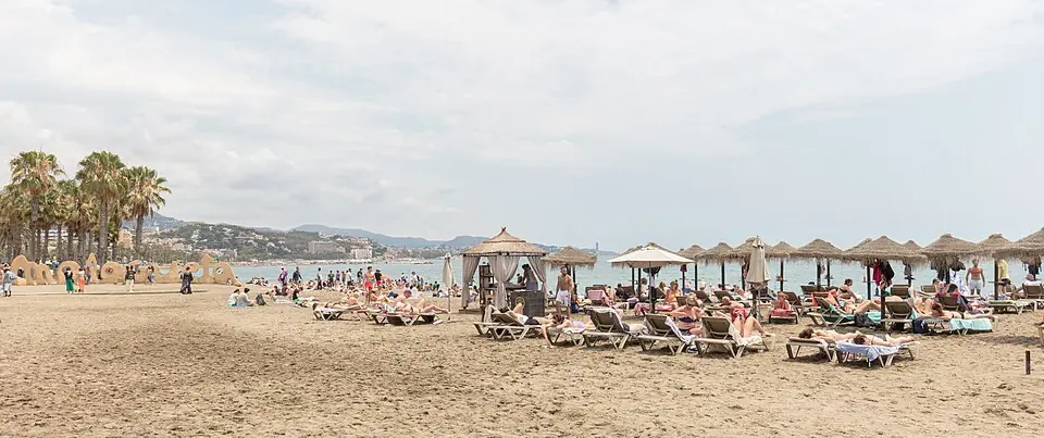 La Malagueta, la playa urbana de Málaga capital, con el paseo de palmeras.