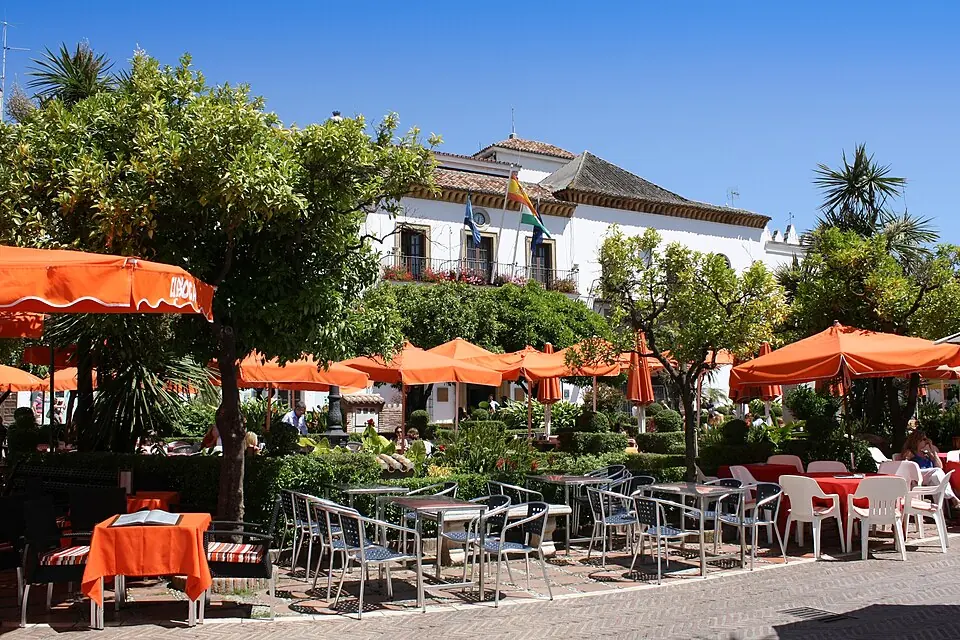 La plaza de los Naranjos, corazón del casco antiguo de Marbella.