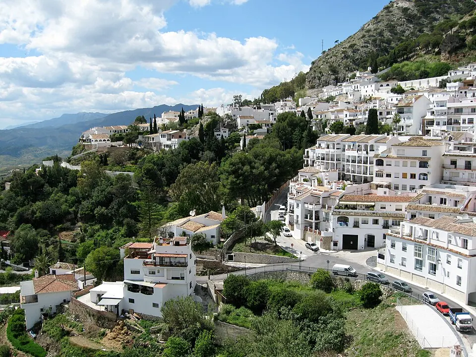 Mijas Pueblo, con sus casas blancas mirando al Mediterráneo.
