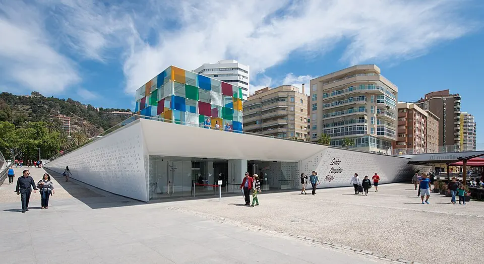 El cubo de colores del Centre Pompidou Málaga en el Muelle Uno.