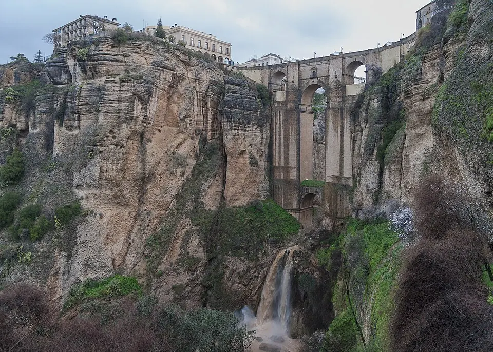 El Puente Nuevo de Ronda, terminado en 1793, une la ciudad vieja con el Mercadillo.