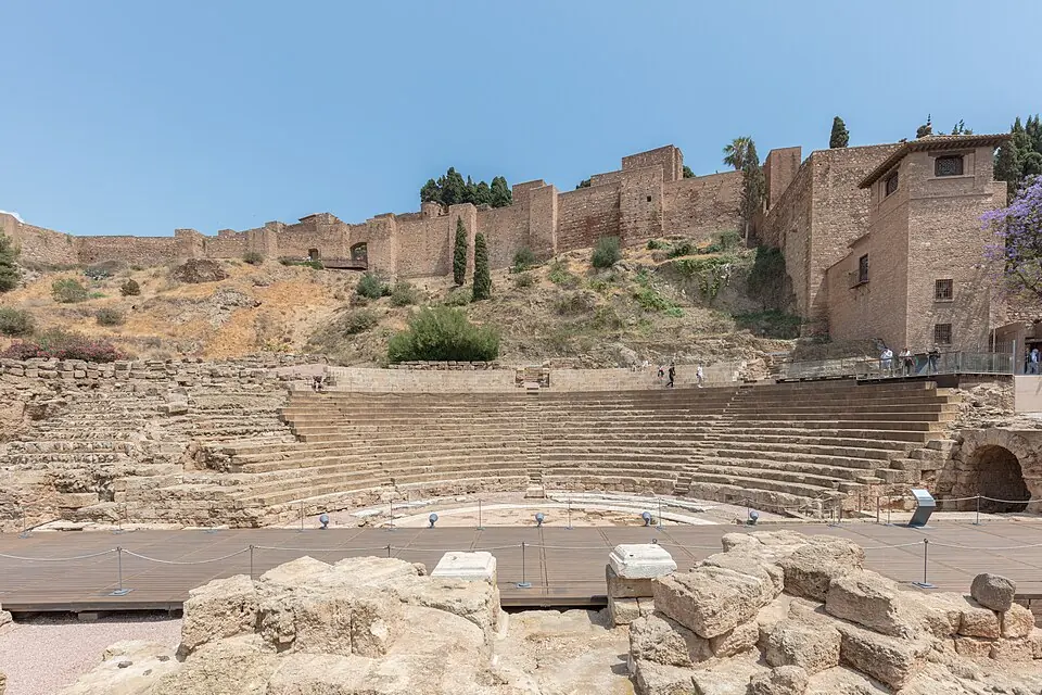 El Teatro Romano, con la Alcazaba al fondo, es el monumento más antiguo de la ciudad.