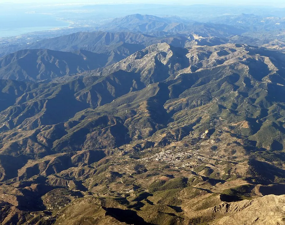 Yunquera y el pico Torrecilla.